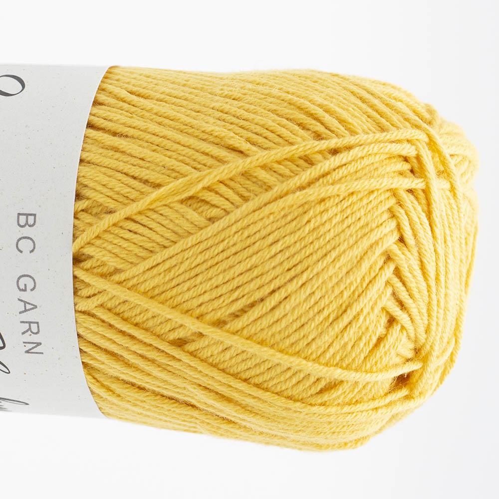 Garnknäuel aus Summer in Kashmir, hellgelb mit gleichmäßig gedrehtem Strickfaden