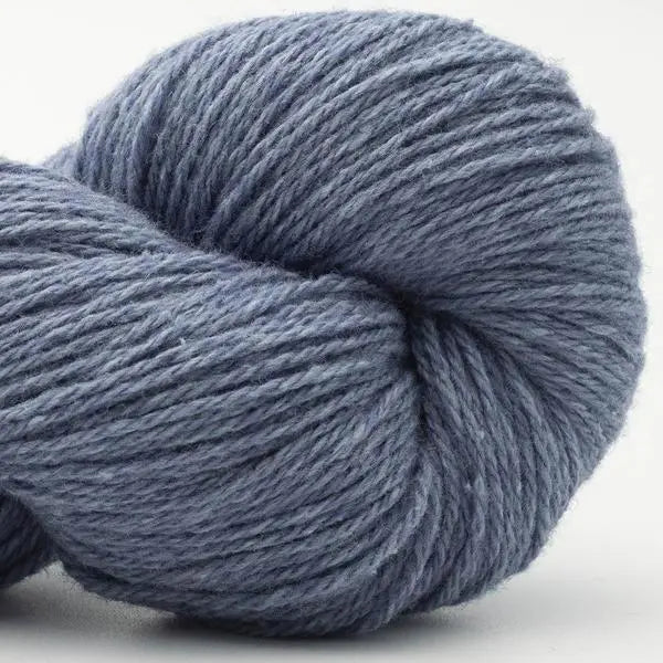 Garnknäuel aus Wolle, blau-lila, gedrehtes Strickgarn mit Rippenstruktur