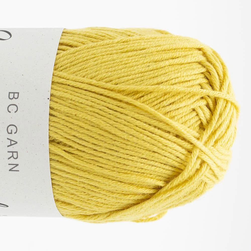 Garnknäuel aus Summer in Kashmir, gelb mit gleichmäßigem, gedrehtem Strickfaden