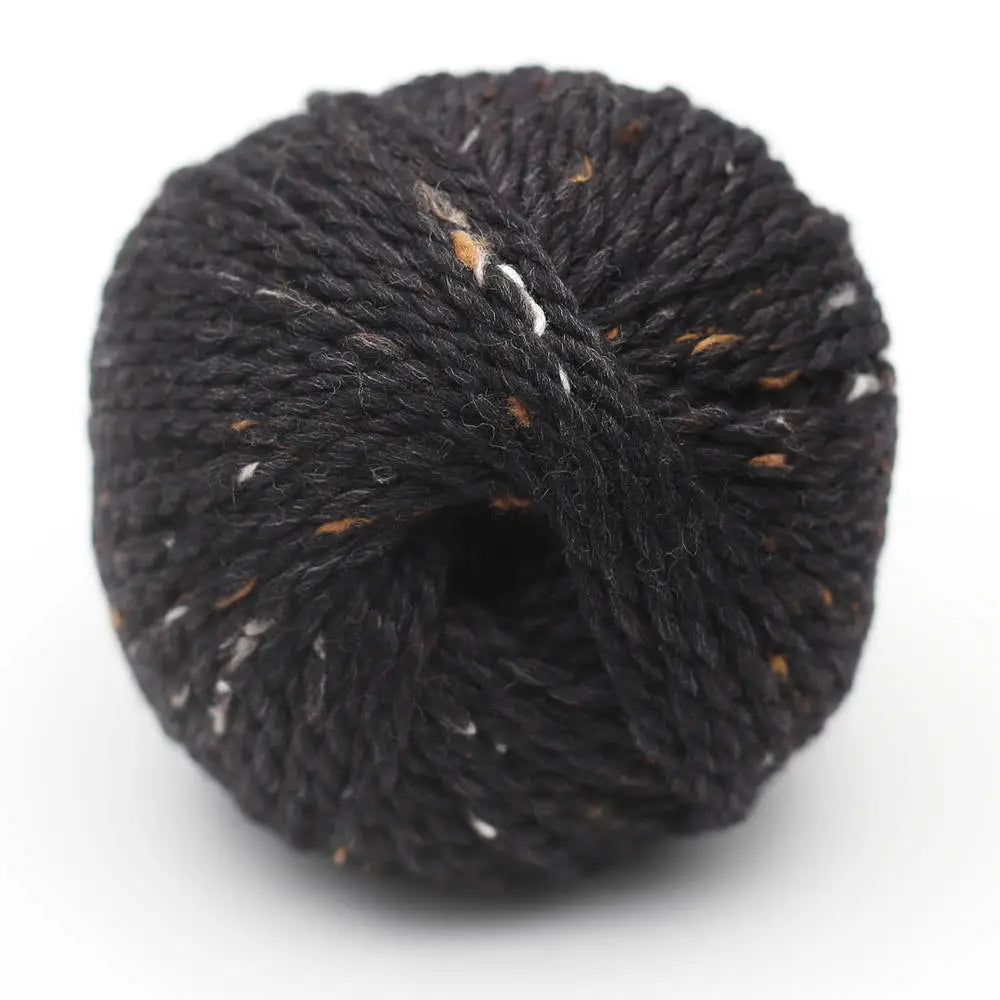 Garnknäuel aus Tweed-Strick, schwarzes Garn mit orangefarbenen Melierpunkten