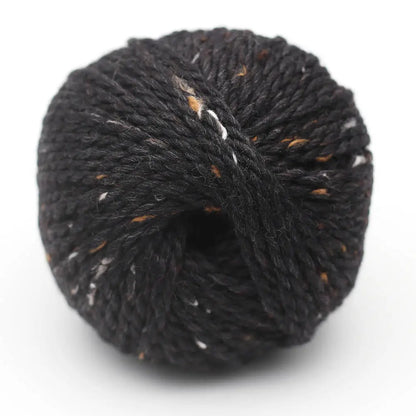 Garnknäuel aus Tweed-Strick, schwarzes Garn mit orangefarbenen Melierpunkten