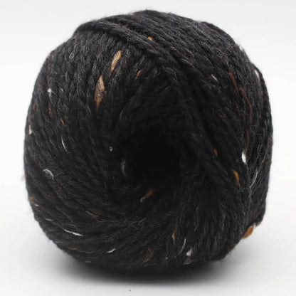 Garnknäuel in Schwarz mit orangefarbenen und farbigen Sprenkeln, zentrales Wickelloch