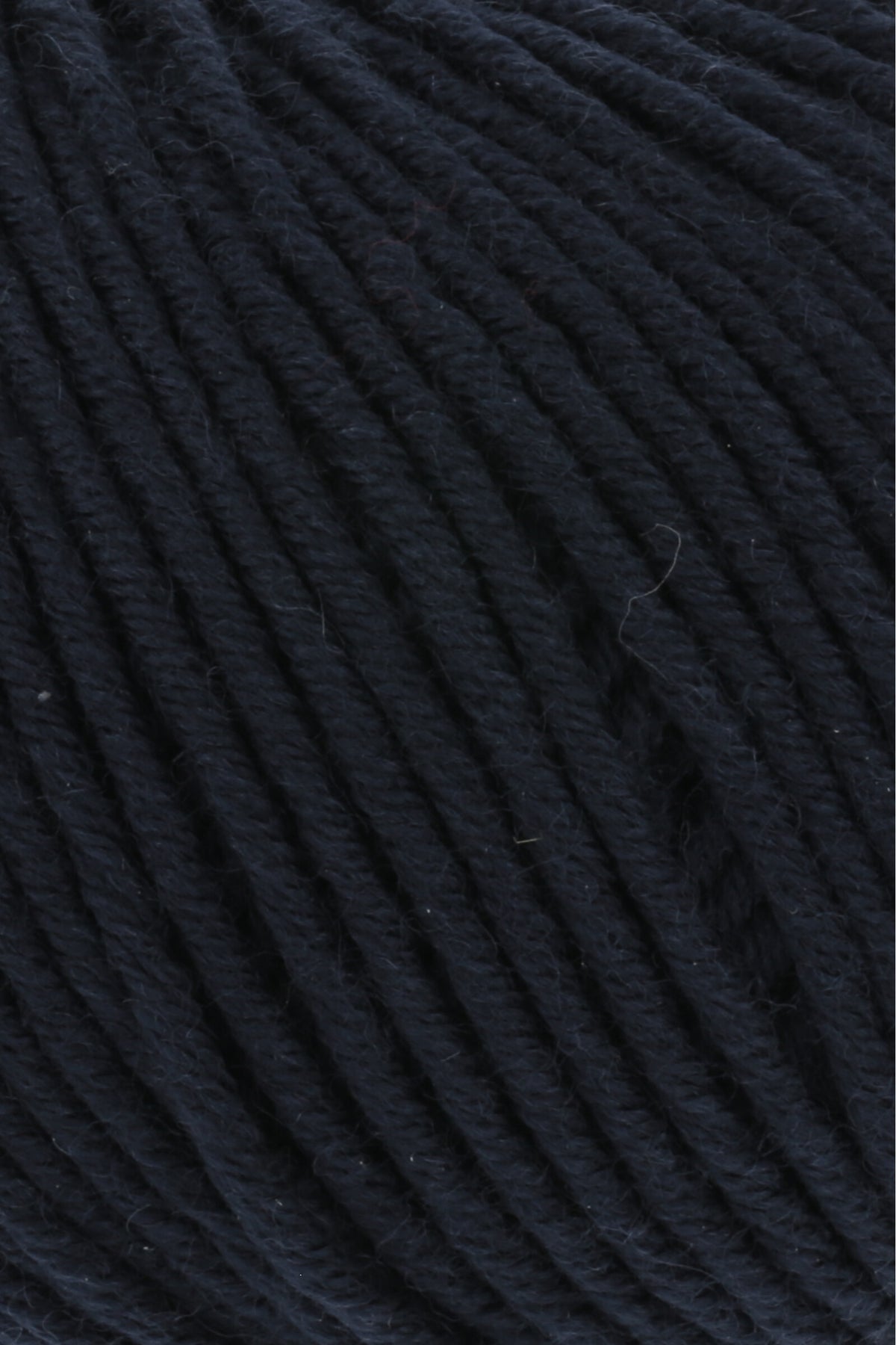 Merino-Garn in Dunkelblau, Nahaufnahme der Fadenwicklung