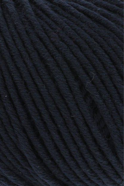 Merino-Garn in Dunkelblau, Nahaufnahme der Fadenwicklung