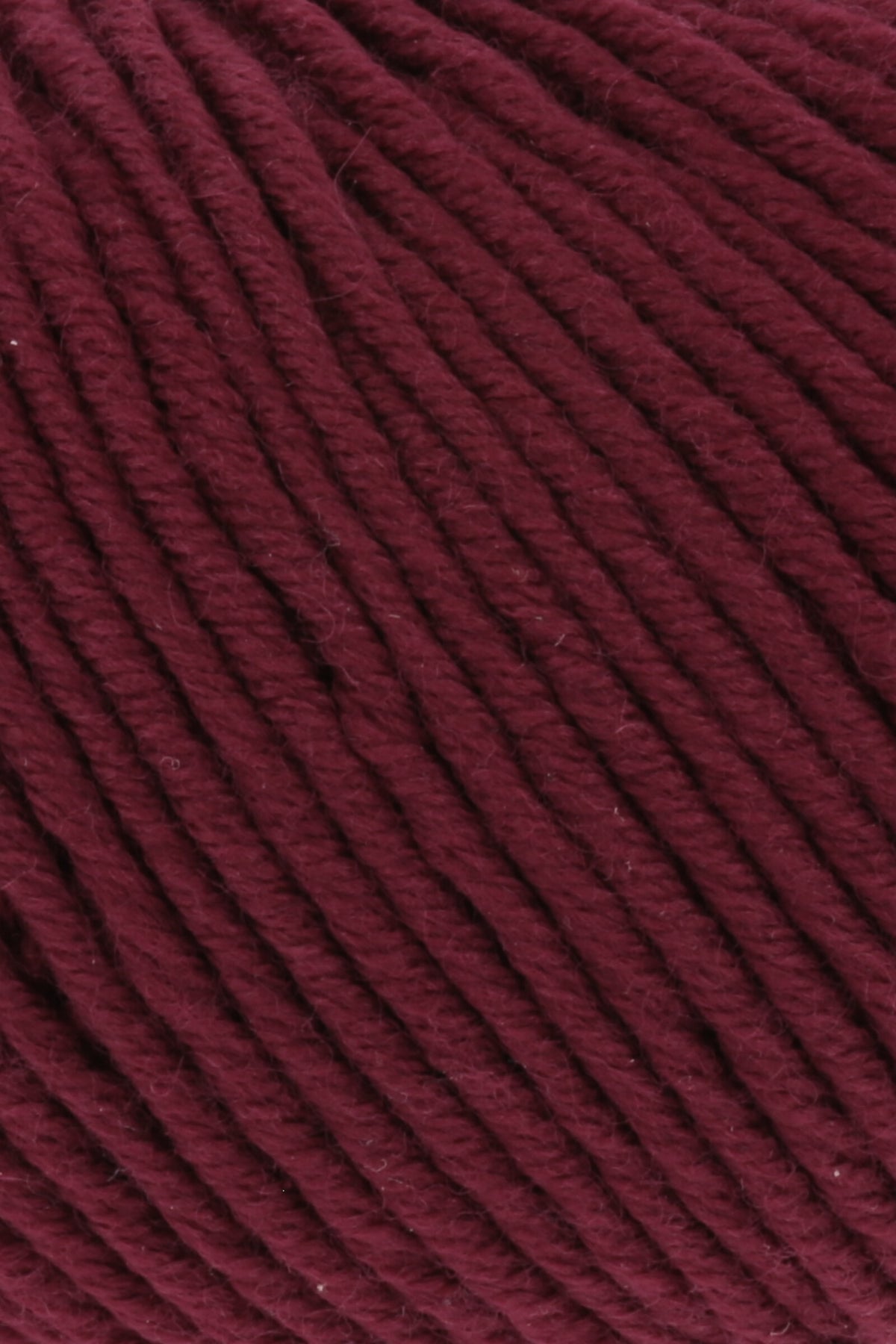 Merino-Garn in Bordeauxrot, Nahaufnahme der Stränge