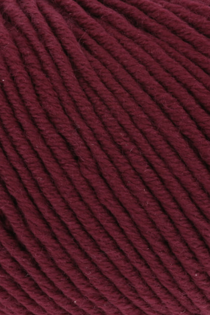 Merino-Garn in Bordeauxrot, Nahaufnahme der Stränge