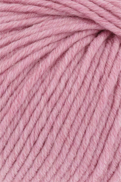 Merino-Garn in Rosé, Nahaufnahme der Fadenstruktur
