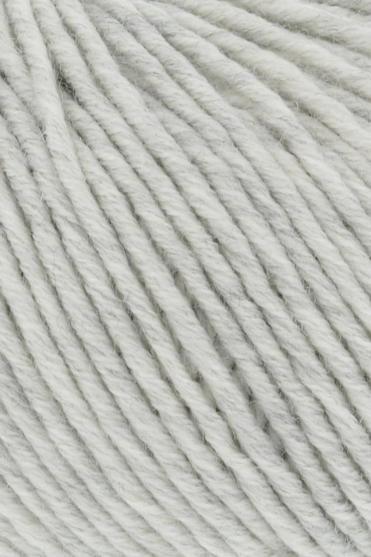 Merino-Garn in Hellgrau, Nahaufnahme der Stränge
