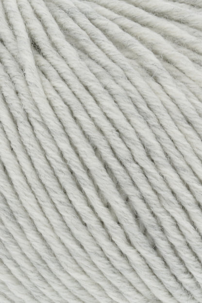 Merino-Garn in Hellgrau, Nahaufnahme der Stränge