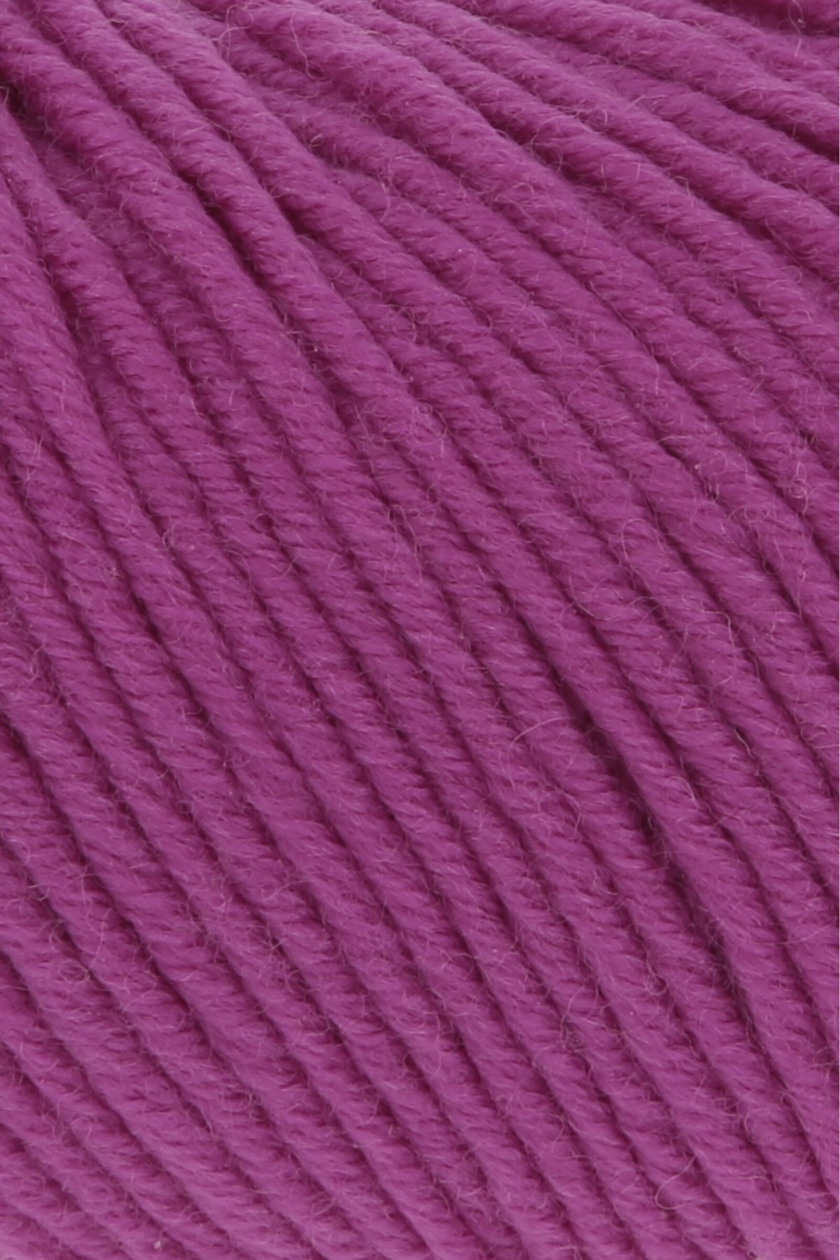 Merino-Garn in Violett, Nahaufnahme der Strickkanten