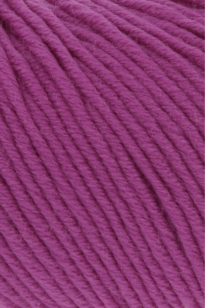 Merino-Garn in Violett, Nahaufnahme der Strickkanten