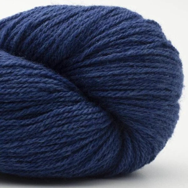 Garnknäuel aus Wolle, mittelblau, gedrehtes Strickgarn mit Rippenstruktur