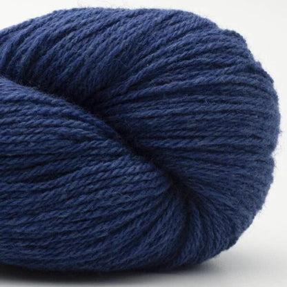 Garnknäuel aus Wolle, mittelblau, gedrehtes Strickgarn mit Rippenstruktur