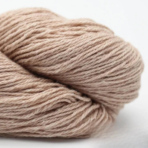 Wollknäuel, rosé-beige, gedrehte Strickwolle mit gleichmäßigen Windungen