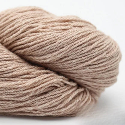 Wollknäuel, rosé-beige, gedrehte Strickwolle mit gleichmäßigen Windungen