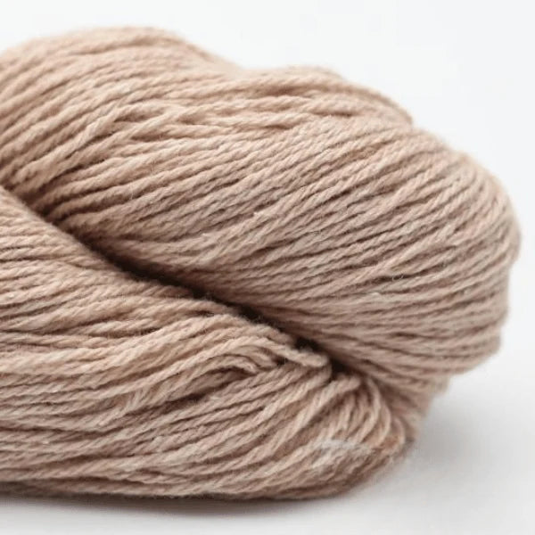 Garnknäuel aus Wolle, hellrosa-beige, gedrehtes Strickgarn mit Rippenstruktur