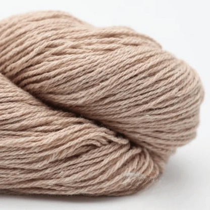 Garnknäuel aus Wolle, hellrosa-beige, gedrehtes Strickgarn mit Rippenstruktur