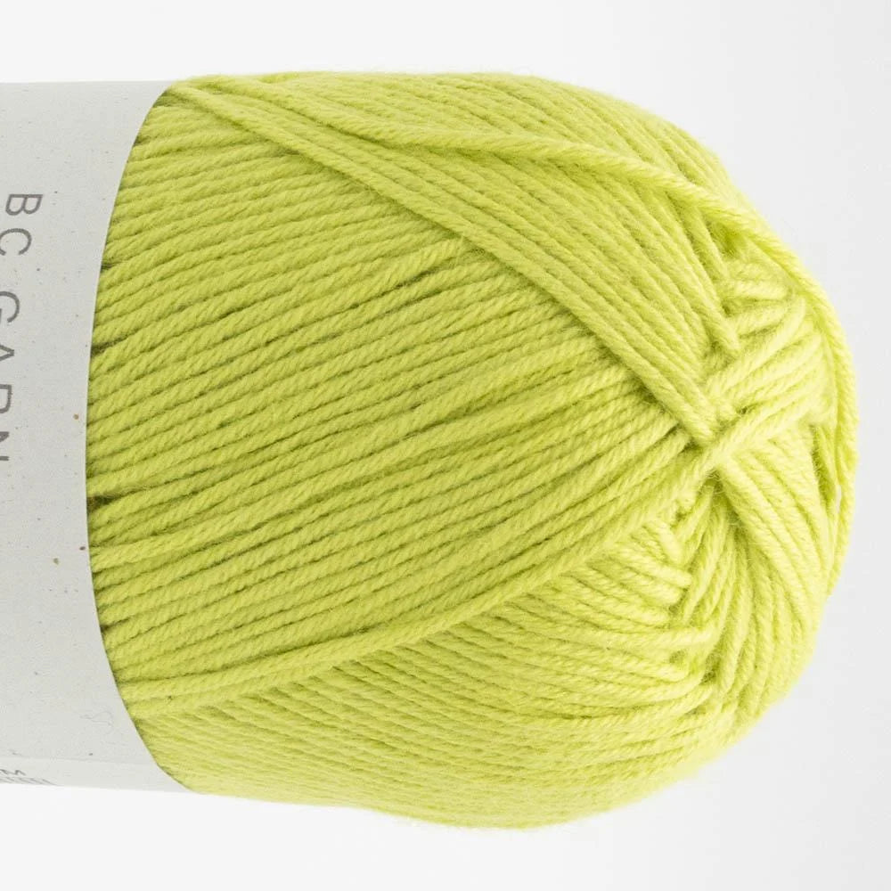 Garnknäuel aus Summer in Kashmir, hellgrün mit gleichmäßig gedrehtem Strickfaden