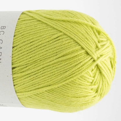 Garnknäuel aus Summer in Kashmir, hellgrün mit gleichmäßig gedrehtem Strickfaden
