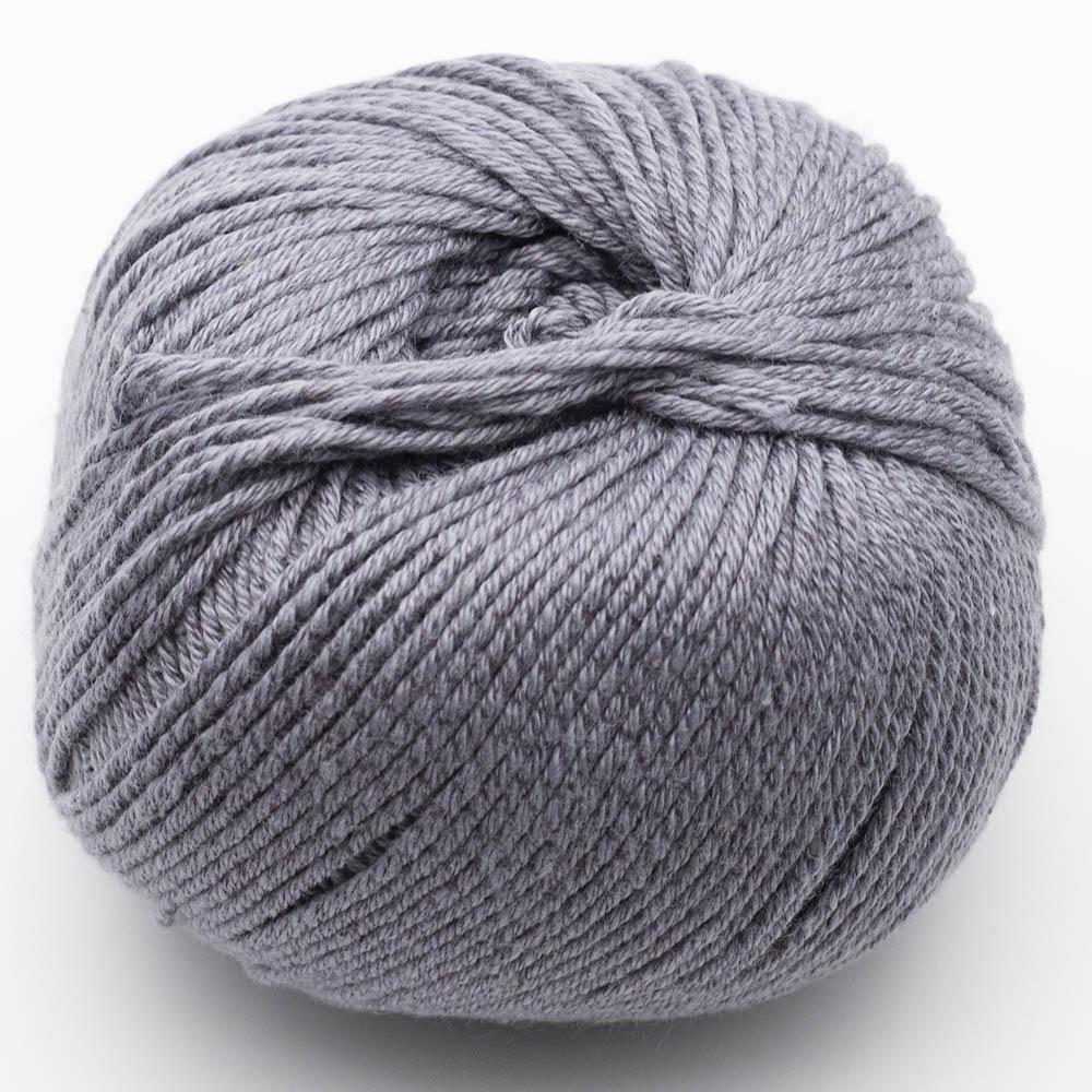 Strickgarnknäuel aus Wolle in grauem Flieder