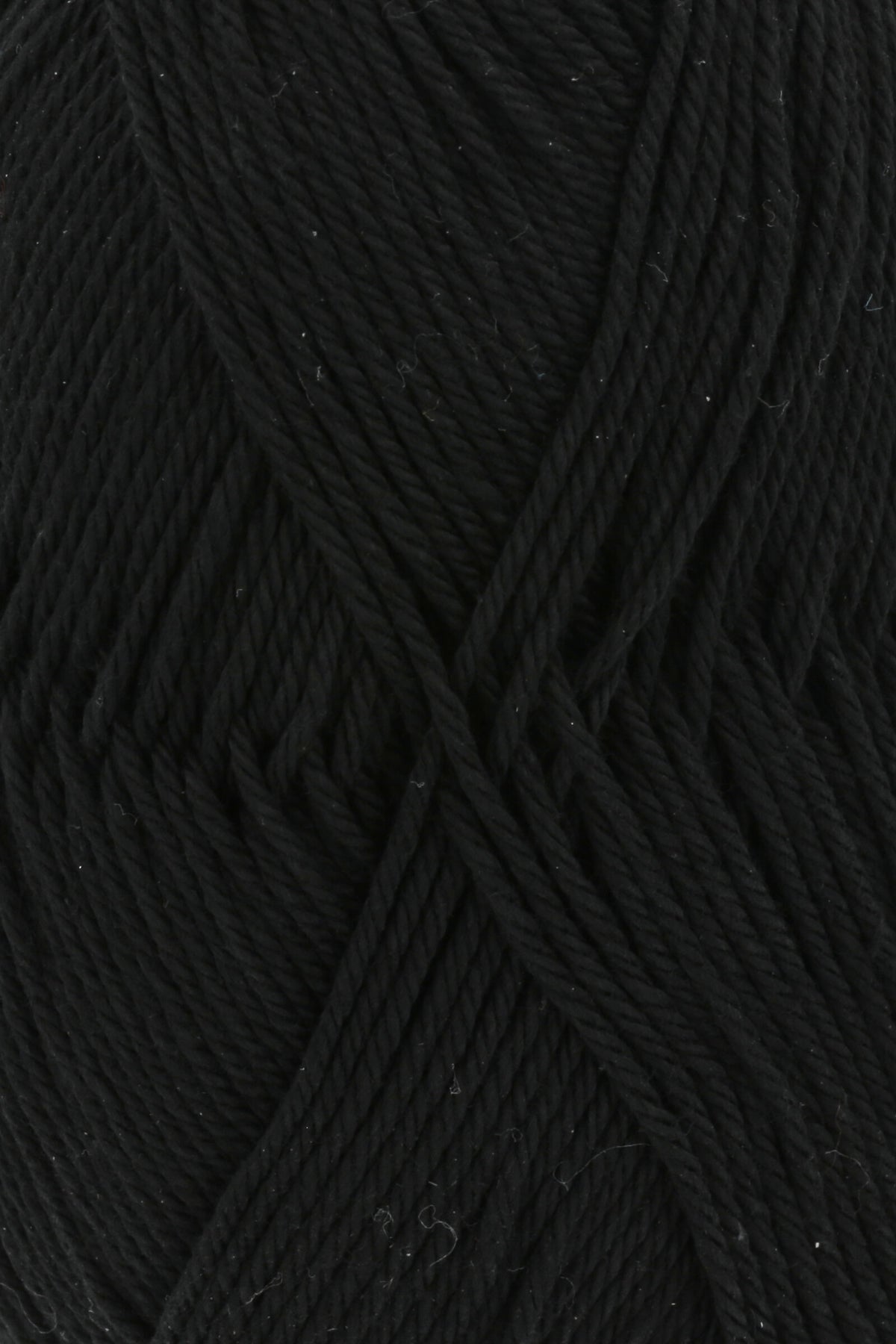 Nahaufnahme: Lang Yarns Quattro Garn in Schwarz mit gedrehter Fasertextur