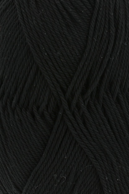 Nahaufnahme: Lang Yarns Quattro Garn in Schwarz mit gedrehter Fasertextur