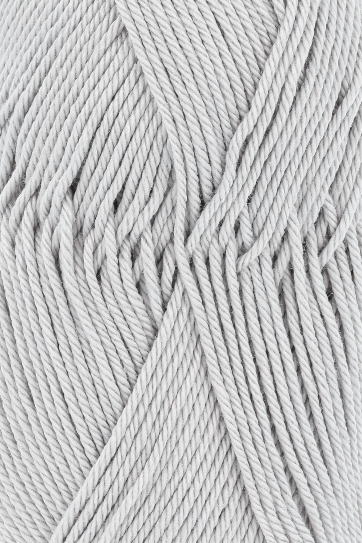 Nahaufnahme: Lang Yarns Quattro Garn in Grau mit gedrehter Fasertextur