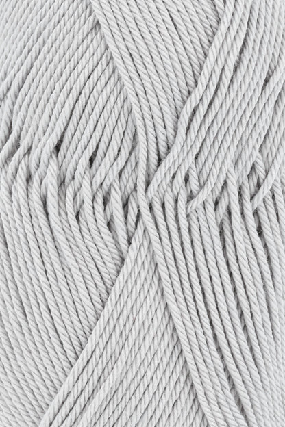 Nahaufnahme: Lang Yarns Quattro Garn in Grau mit gedrehter Fasertextur