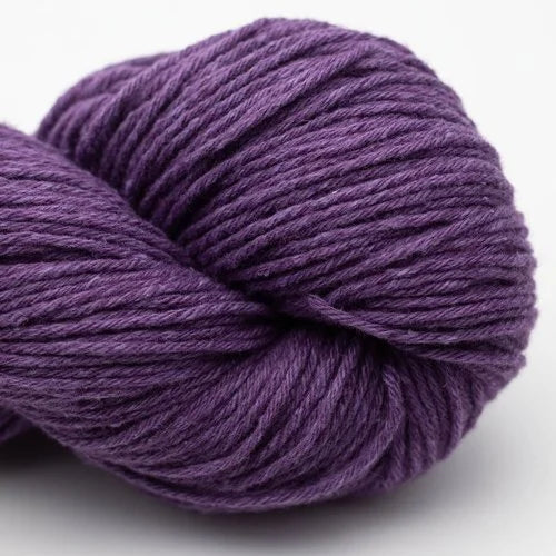 Wollknäuel, aubergine/violett, gedrehte Strickwolle mit dichten Windungen