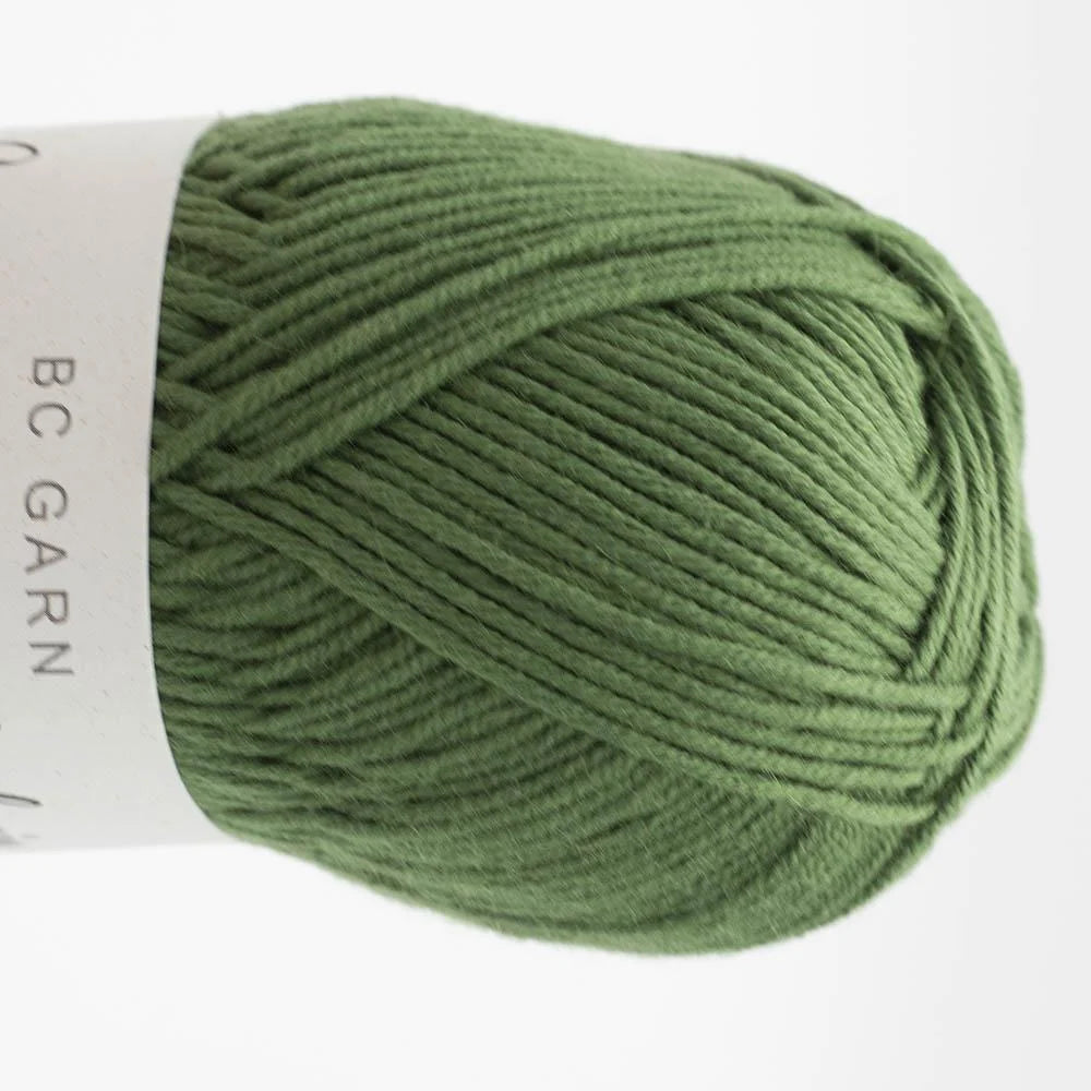Garnknäuel aus Summer in Kashmir, dunkles grün mit gleichmäßigem Strickfaden