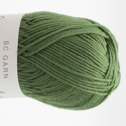 Garnknäuel aus Summer in Kashmir, dunkles grün mit gleichmäßigem Strickfaden