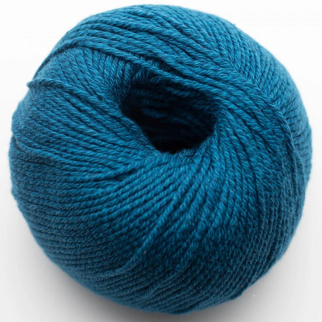 Strickgarnknäuel aus Wolle in kräftigem Türkisblau