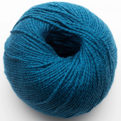 Strickgarnknäuel aus Wolle in kräftigem Türkisblau