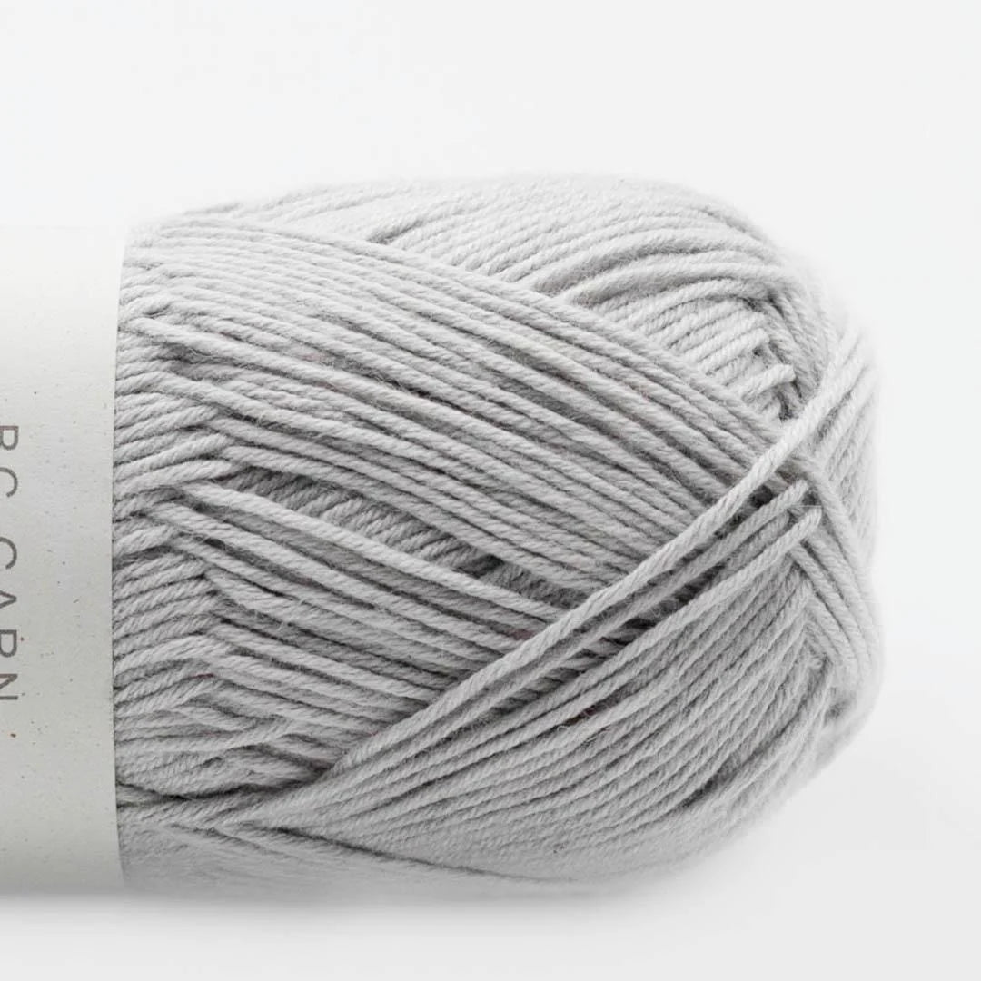 Garnknäuel aus Summer in Kashmir, weiß mit gleichmäßig gedrehtem Strickfaden