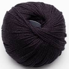 Strickgarnknäuel aus Wolle in dunklem Braunviolett