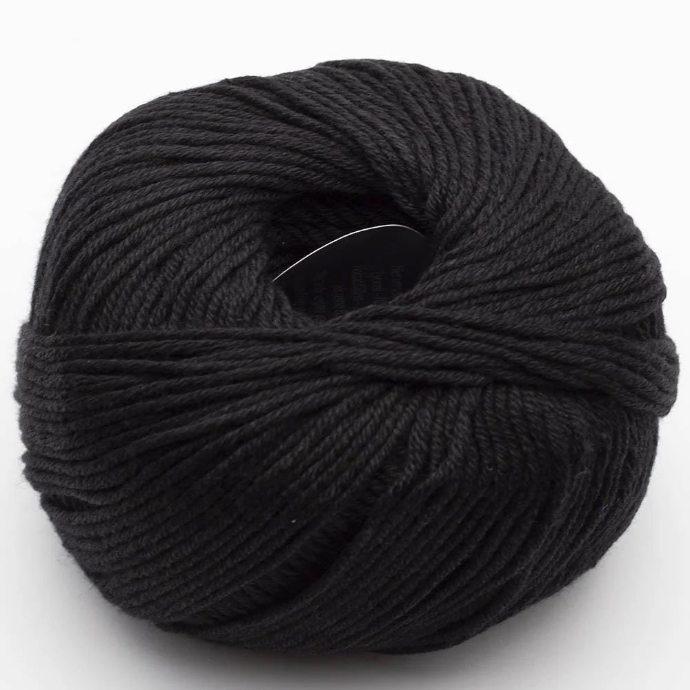 Strickgarnknäuel aus Wolle in tiefem Schwarz