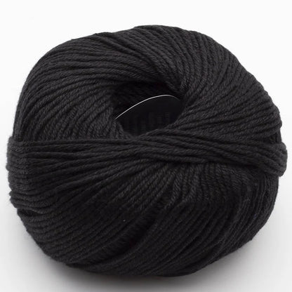Strickgarnknäuel aus Wolle in tiefem Schwarz