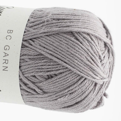 Garnknäuel aus Summer in Kashmir, hellgrau mit gleichmäßigem Strickfaden