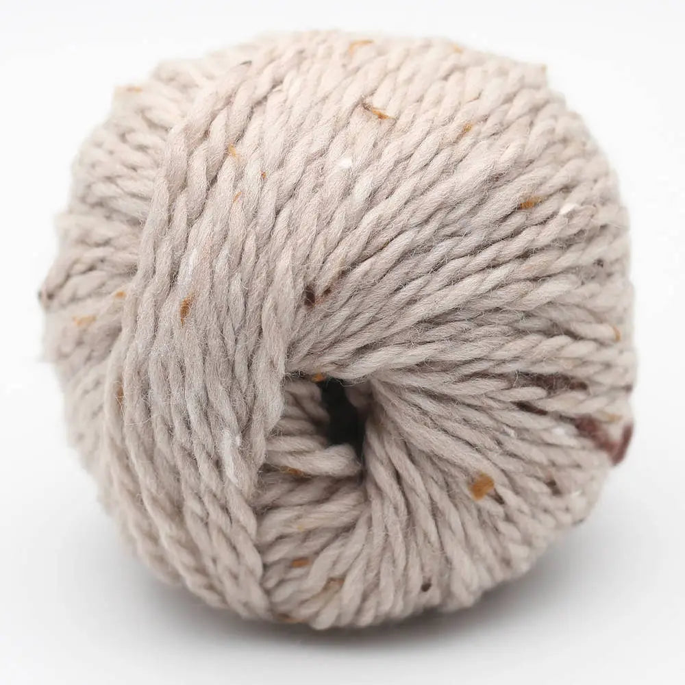 Tweed-Wolle (BC Garn Hamelton Tweed 2 GOTS) Wollknäuel in Hellgrau mit bunten Faserflecken