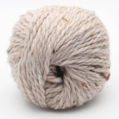 Tweed-Wolle (BC Garn Hamelton Tweed 2 GOTS) Wollknäuel in Hellgrau mit bunten Faserflecken