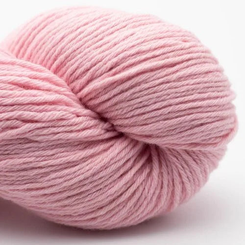 Wollknäuel, rosa, gedrehte Strickwolle mit feiner Fadenstruktur