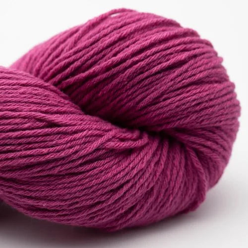 Wollknäuel, fuchsia/pink, gedrehte Strickwolle mit dichter Fadenwicklung