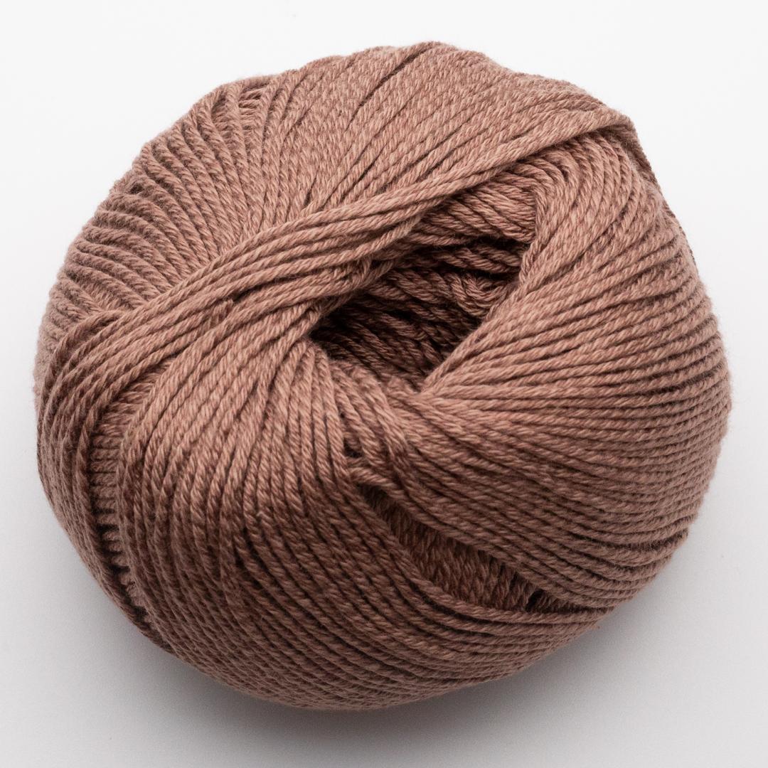 Wollgarn-Knäuel taupe/braun, veganer Strickgarn aus Wolle mit dichter, gleichmäßiger Wicklung