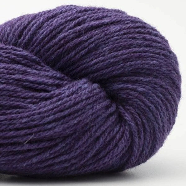 Garnknäuel aus Wolle, violett, gedrehtes Strickgarn mit Rippenstruktur