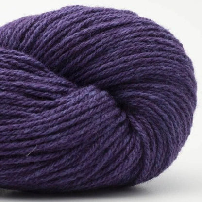Garnknäuel aus Wolle, violett, gedrehtes Strickgarn mit Rippenstruktur
