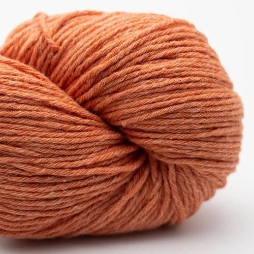 Wollknäuel, orange, gedrehte Strickwolle mit sichtbarer Wicklung