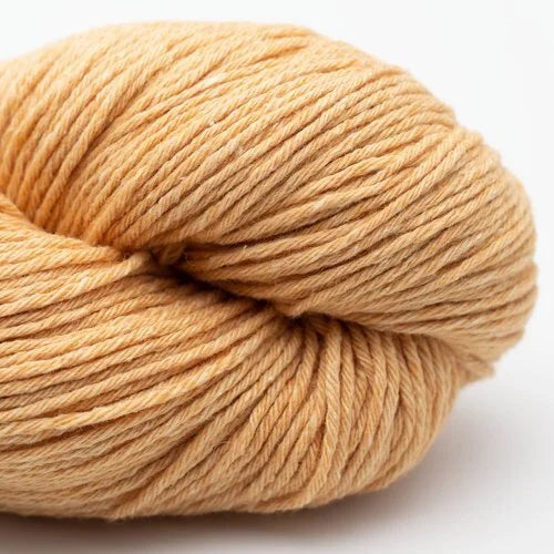 Wollknäuel, beige/hellgelb, gedrehte Strickwolle mit gleichmäßigen Windungen