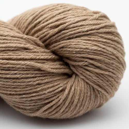 Wollknäuel, sandbeige, gedrehte Strickwolle mit klar erkennbarer Wicklung