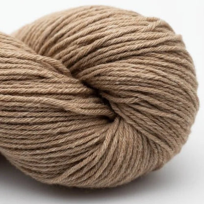Wollknäuel, sandbeige, gedrehte Strickwolle mit klar erkennbarer Wicklung