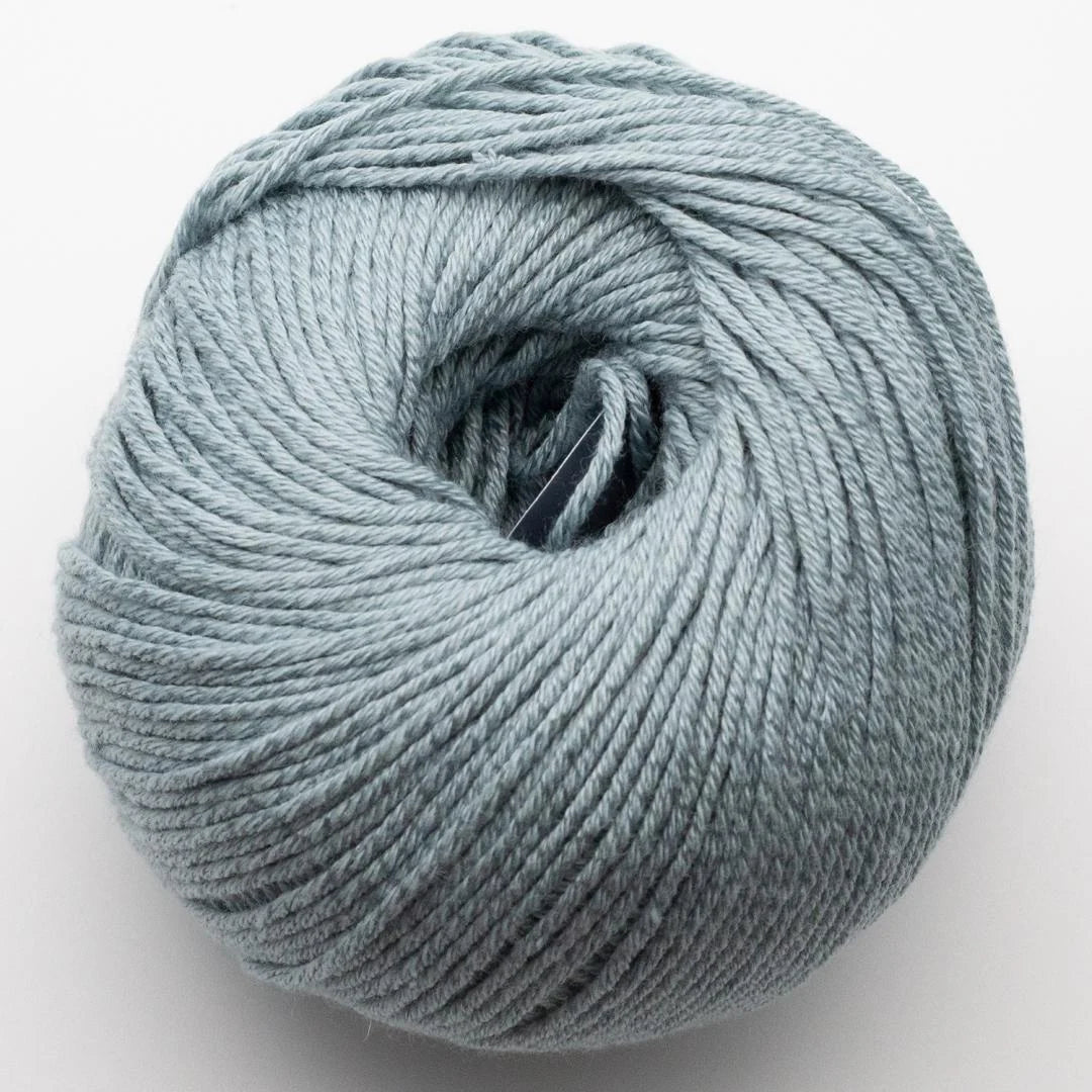 Strickgarnknäuel aus Wolle in hellem Taubenblau